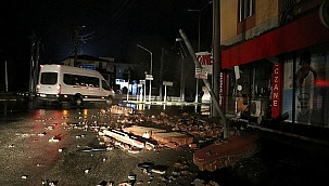 Manisa'da şiddetli fırtına bölgeyi savaş alanına çevirdi!