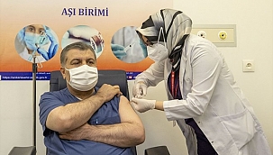 Sağlık Bakanı Fahrettin Koca'ya Canlı Yayında Aşı