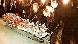 Ay'a ilk ayak basan Astronotlar Anıtkabir'e gitti