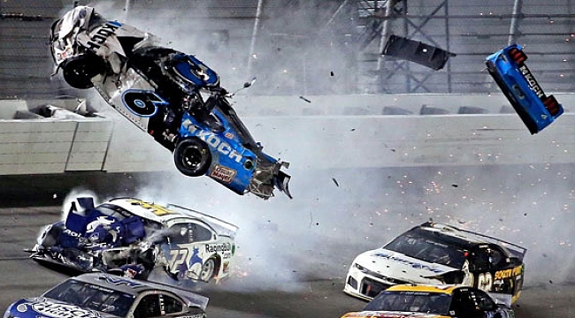 Nascar Pistinde 16 Araç Birbirine Girdi