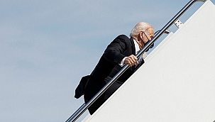 Biden, Uçağa Binerken Üç Defa Düştü