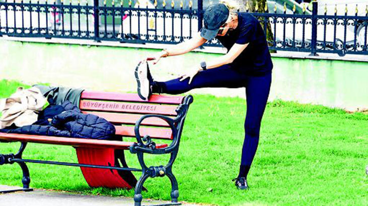 Pınar Sabancı'dan parkta sabah sporu