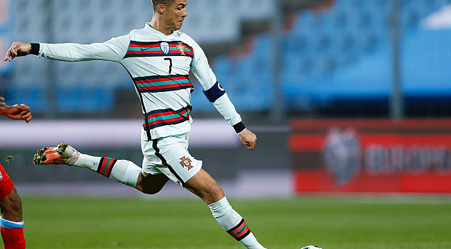 Ronaldo'nun Kaptanlık Bandı, SMA'lı Bebeğe Umut Oldu