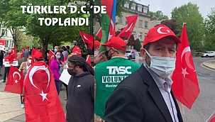 Türkler Washington D.C. Elçilik Binası Önünde
