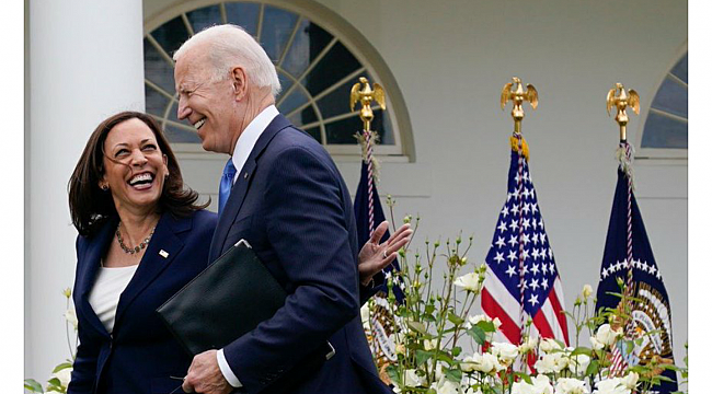 Biden ve Harris'ten 'Maskeye Veda' Şovu