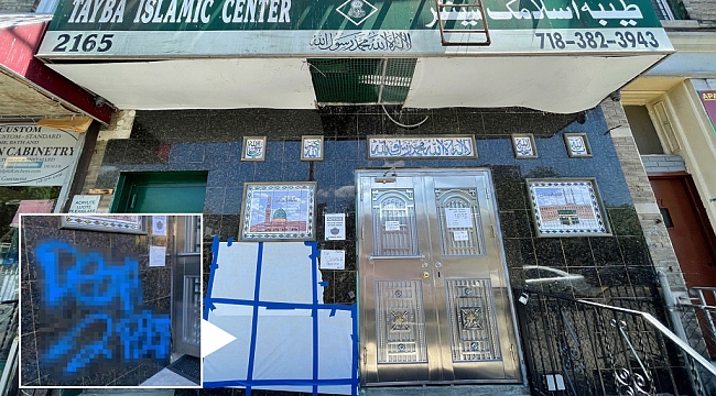 Brookly Camii Duvarına Tehdit Yazısı