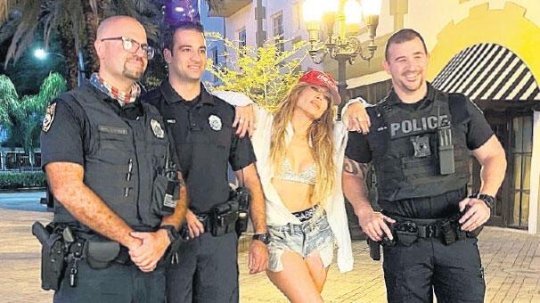 Polislerle poz verdi
