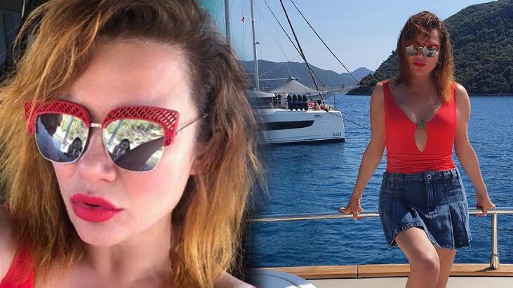 Deniz Seki'den kırmızı mayosu ile tekne pozu