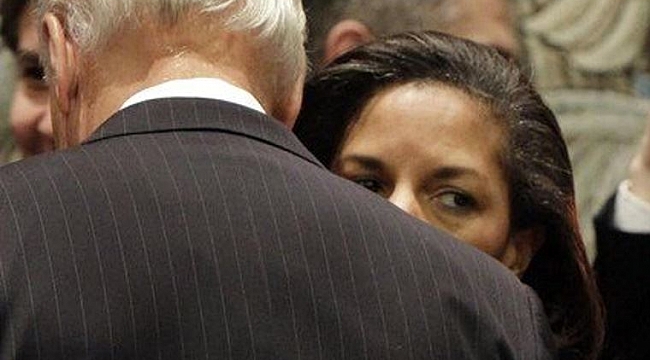 Biden Unutunca, Harris Kulağına Sufle Verdi!