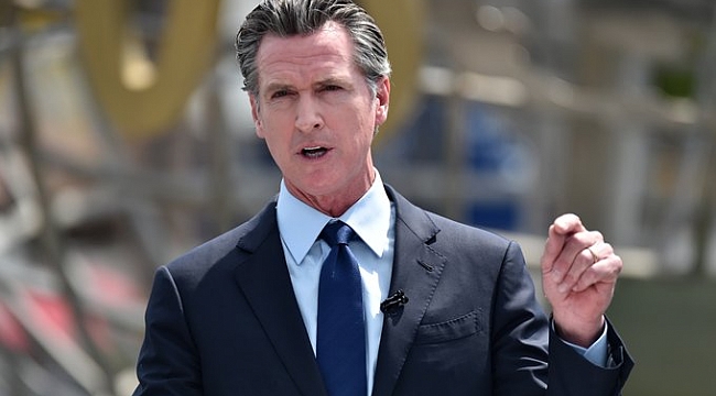 California Valisi Newsom'a, Bir Evsiz Saldırdı