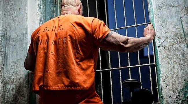 California'da Kadın Gardiyan, Mahkumların Önünde Cinsel İlişkiye Girdi