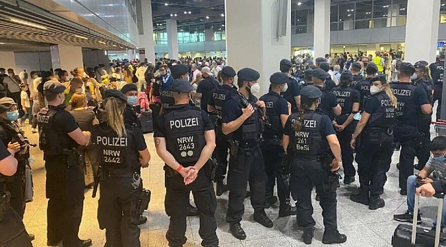 Düsseldorf Havalimanı'nda Türklere Polis Müdahalesi