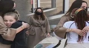 Angelina Jolie'ye hastane çıkışı çocuklarından sevgi gösterisi