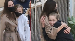 Angelina Jolie'yi Hastane Çıkışı Kızları Karşıladı