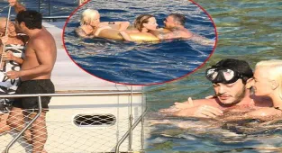 Burak Deniz ve Didem Soydan arkadaşlarıyla tekne tatilinde
