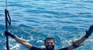 Burak Özçivit zıpkınla daldı