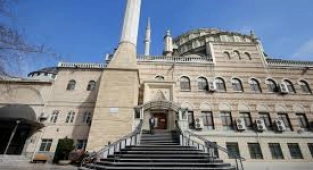 Cami Merdivenlerinde Dans Ettiği İçin Tutuklandı