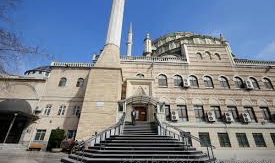 Cami Merdivenlerinde Dans Ettiği İçin Tutuklandı