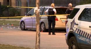 Chicago Ölen Polise Ağlıyor