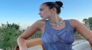 Dua Lipa tarzıyla dikkat çekti
