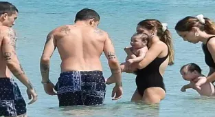 Haberler: Can Bonomo-Öykü Karayel'in oğulları Roman'ın deniz keyfi