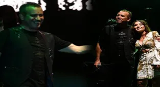 Haluk Levent hem dans etti hem şarkı söyledi