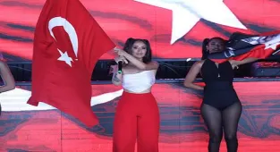 Hande Ünsal'dan Türk bayraklı kutlama