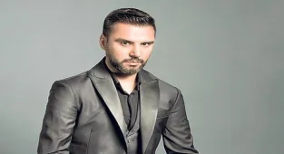 İlk sahnesi Kıbrıs’ta