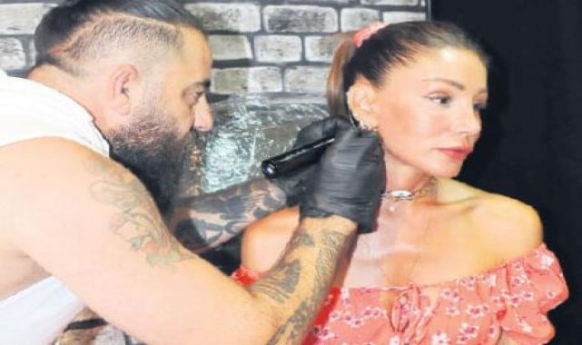 İnci dövmesi yaptırdı
