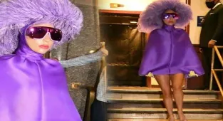 Lady Gaga morlar içinde objektiflere takıldı