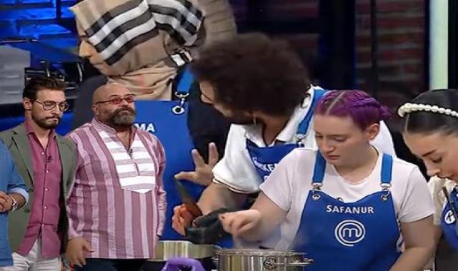 MasterChef'te büyük hata! Mehmet Şef tencereyi aldı