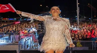 Merve Özbey'in 20 bin kişilik bayram korosu