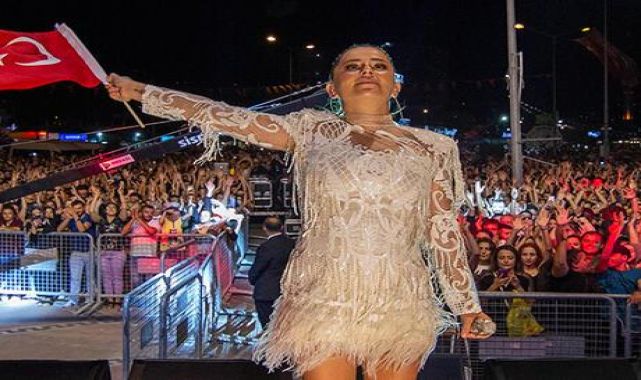 Merve Özbey'in 20 bin kişilik bayram korosu