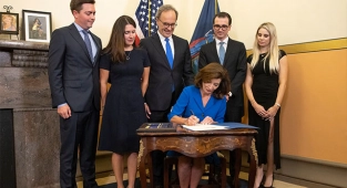 New York'un Kadın Valisi Hochul Göreve Başladı