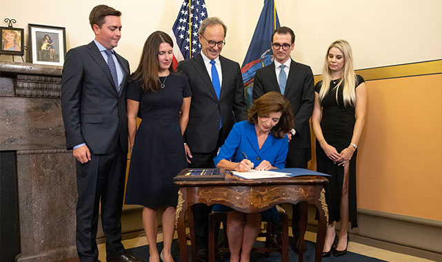 New York'un Kadın Valisi Hochul Göreve Başladı