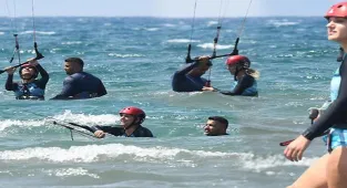 Nilay Deniz kitesurf yaparken zorlandı!