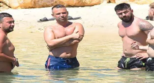 Onur Büyüktopçu denizde sohbet etti