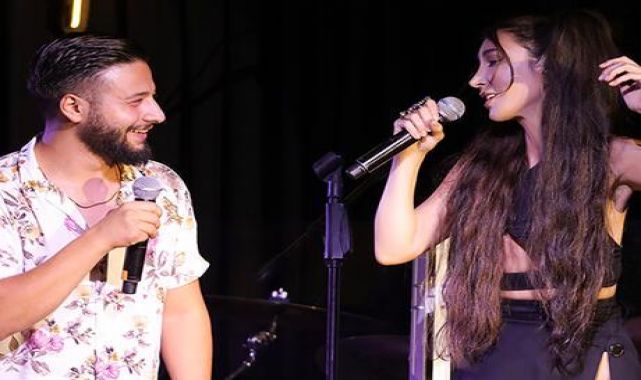 Otostop çektiği gençle sahnede şarkı söyledi