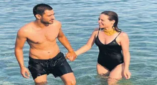 Oyuncu çift tatilde