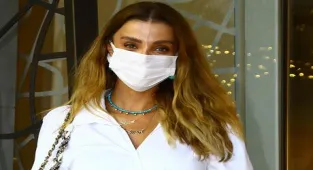 Özge Ulusoy beyazlar içinde