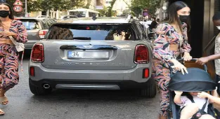 Özlem Ada Şahin, eşi Berkay'ın hediye ettiği arabasıyla ilk kez görüntülendi