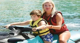 Petek Ertüre ve oğlunun jet-ski keyfi