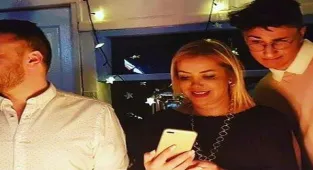 Tanyeli oğullarıyla fotoğrafını paylaştı