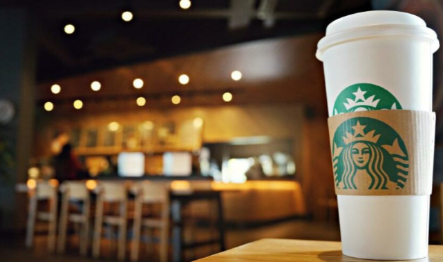 Texas'ta Üzerine Kahve Dökülen Starbucks’ı Dava Etti