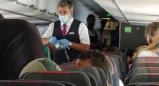 United Airlines'tan "Yolcuları Bantlamayın" Uyarısı 