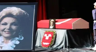 Usta sanatçı Nedret Güvenç için Muhsin Ertuğrul Sahnesi'nde tören