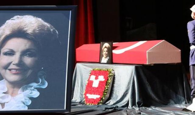 Usta sanatçı Nedret Güvenç için Muhsin Ertuğrul Sahnesi'nde tören
