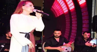 Alişan def çaldı, Ebru Yaşar söyledi