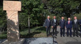 CB Erdoğan, BM'de Göbeklitepe Dikilitaş Replikasını Ziyaret Etti