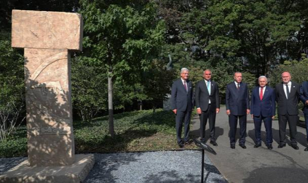 CB Erdoğan, BM'de Göbeklitepe Dikilitaş Replikasını Ziyaret Etti